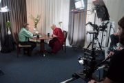 Его Святейшество Далай-лама отвечает на вопросы известного телеведущего Ларри Кинга. Ирвайн, штат Калифорния, США. 6 июля 2015 г. Фото: Тензин Чойджор (офис ЕСДЛ)