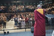 Его Святейшество Далай-лама приветствует аудиторию в Университете Калифорнии. Ирвайн, штат Калифорния, США. 6 июля 2015 г. Фото: Тензин Чойджор (офис ЕСДЛ)