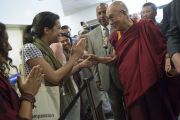Его Святейшество Далай-лама здоровается со своими поклонниками по пути на сцену, где должна начаться вторая сессия второго дня саммита "Глобальное сострадание". Ирвайн, штат Калифорния, США. 6 июля 2015 г. Фото: Тензин Чойджор (офис ЕСДЛ)