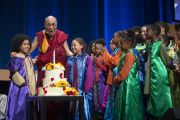 Его Святейшество Далай-лама и участники детского хора задувают свечи на именинном торте в честь его 80-летия. Ирвайн, штат Калифорния, США. 6 июля 2015 г. Фото: Тензин Чойджор (офис ЕСДЛ)
