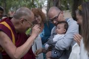 Его Святейшество Далай-лама приветствует своих почитателей на выходе из центра "Живой мир" при Университете Калифорнии. Ирвайн, штат Калифорния, США. 7 июля 2015 г. Фото: Тензин Чойджор (офис ЕСДЛ)