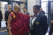 Его Святейшество Далай-лама шутит с сотрудницей центра им. Брена в Университете Калифорнии перед началом заключительного дня саммита "Глобальное сострадание". Ирвайн, штат Калифорния, США. 7 июля 2015 г. Фото: Тензин Чойджор (офис ЕСДЛ)