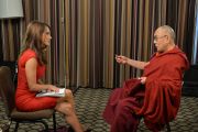 Кристина Паскуччи с телеканала "KTLA" берет интервью у Его Святейшества Далай-ламы. Анахайм, штат Калифорния. 7 июля 2015 г. Фото: Сонам Зоксанг