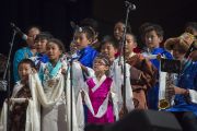 Юные тибетцы исполняют песню для Его Святейшества Далай-ламы. Ирвайн, штат Калифорния, США. 7 июля 2015 г. Фото: Тензин Чойджор (офис ЕСДЛ)