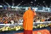 Его Святейшество Далай-лама приветствует более чем 14-тысячную аудиторию Явиц-центра перед началом учений. Нью-Йорк, США. 9 июля 2015 г. Фото: Тензин Чойджор (офис ЕСДЛ)