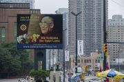Рекламный щит в Нью-Йорке с анонсом программы визита Его Святейшества Далай-ламы. Нью-Йорк, США. 9 июля 2015 г. Фото: Тензин Чойджор (офис ЕСДЛ)