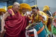 Его Святейшество Далай-лама шутит с музыкантами, встречающими его у входа в Явиц-центр. Нью-Йорк, США. 10 июля 2015 г. Фото: Тензин Чойджор (офис ЕСДЛ)