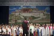 Хор тибетских детей, живущих в Северной Америке, исполняет песню во время празднования 80-летия Его Святейшества Далай-ламы. Нью-Йорк, США. 10 июля 2015 г. Фото: Тензин Чойджор (офис ЕСДЛ)