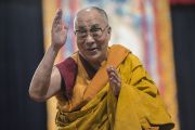 Его Святейшество Далай-лама машет рукой на прощание по окончании празднования своего 80-летия в Явиц-центре. Нью-Йорк, США. 10 июля 2015 г. Фото: Тензин Чойджор (офис ЕСДЛ)