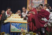 Его Святейшество Далай-лама разрезает именинный торт на праздновании своего 80-летия в Явиц-центре. Нью-Йорк, США. 10 июля 2015 г. Фото: Тензин Чойджор (офис ЕСДЛ)
