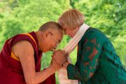 Его Святейшество Далай-лама благодарит  за поддержку члена партии "Зеленых" Клаудию Рот. Висбаден, Гессен, Германия. 12 июля 2015 г. Фото: Мануэль Бауэр
