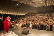 Его Святейшество Далай-лама здоровается с аудиторией в концертном зале "Ярхундертхалле". Франкфурт, Германия. 13 июля 2015 г. Фото: Мануэль Бауэр