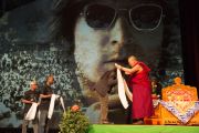 Его Святейшество Далай-лама вручает белые хадаки музыкантам из Сенегала после их выступления в честь его 80-летия в концертном зале "Ярхундертхалле". Франкфурт, Германия. 13 июля 2015 г. Фото: Мануэль Бауэр