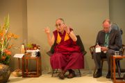 Его Святейшество Далай-лама беседует с группой школьников в Музее прикладных искусств. Франкфурт, Германия. 13 июля 2015 г. Фото: Мануэль Бауэр