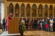 Его Святейшество Далай-лама обращается с речью к приглашенным гостям и журналистам в городской ратуше. Франкфурт, Германия. 13 июля 2015 г. Фото: Мануэль Бауэр