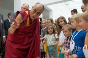 Его Святейшество Далай-лама общается с маленькими детьми в Музее прикладных искусств. Франкфурт, Германия. 13 июля 2015 г. Фото: Мануэль Бауэр