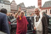Его Святейшество Далай-лама и мэр Франкфурта Питер Фельдманн на выходе из городской ратуши. Франкфурт, Германия. 13 июля 2015 г. Фото: Мануэль Бауэр