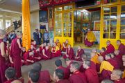 Его Святейшество Далай-лама наблюдает за непальскими монахами и монахинями, проводящими показательные философские диспуты. Дхарамсала, Индия. 20 июля 2015 г. Фото: Тензин Пунцок (офис ЕСДЛ)