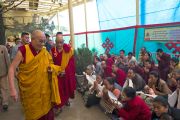 Его Святейшество Далай-лама приветствует людей, собравшихся в главном тибетском храме в Дхарамсале на молебен о его долголетии. Дхарамсала, Индия. 20 июля 2015 г. Фото: Тензин Пунцок (офис ЕСДЛ)