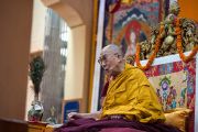 Его Святейшество Далай-лама обращается с речью к собравшимся в главном тибетском храме в Дхарамсале на молебен о его долголетии. Дхарамсала, Индия. 20 июля 2015 г. Фото: Тензин Пунцок (офис ЕСДЛ)
