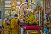 Монахи совершают ритуальные подношения Его Святейшеству Далай-ламе во время молебна о его долголетии. Дхарамсала, Индия. 20 июля 2015 г. Фото: Тензин Пунцок (офис ЕСДЛ)
