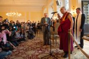Его Святейшество Далай-лама выступает с речью в мэрии Висбадена. Висбаден, федеральная земля Гессен, Германия. 14 июля 2015 г. Фото: Мануэль Бауэр