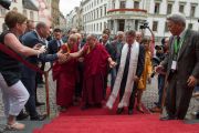 Мэр Висбадена Арно Гроссман встречает Его Святейшества Далай-ламу на ступенях мэрии. Висбаден, федеральная земля Гессен, Германия. 14 июля 2015 г. Фото: Мануэль Бауэр
