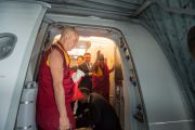 Его Святейшество Далай-лама машет на прощание рукой из самолета, перед отлетом в Индию. Висбаден, федеральная земля Гессен, Германия. 14 июля 2015 г. Фото: Мануэль Бауэр
