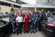 Его Святейшество Далай-лама с полицейскими, которые обеспечивали его безопасность во время трехдневного визита в Висбаден. Висбаден, федеральная земля Гессен, Германия. 14 июля 2015 г. Фото: Мануэль Бауэр
