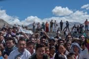 Местные тибетцы и ладакцы собрались вдоль дороги из аэропорта в монастырь Спитук, чтобы поприветствовать Его Святейшество Далай-ламу. Ле, Ладак, штат Джамму и Кашмир, Индия. 27 июля 2015 г. Фото: Тензин Чойджор (офис ЕСДЛ)