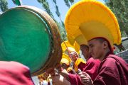 Монахи встречают Его Святейшество Далай-ламу в монастыре Спитук. Ле, Ладак, штат Джамму и Кашмир, Индия. 27 июля 2015 г. Фото: Тензин Чойджор (офис ЕСДЛ)