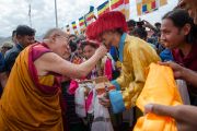 Его Святейшество Далай-лама шутит со встречающими его молодыми людьми в школе Джамьянг. Ле, Ладак, штат Джамму и Кашмир, Индия. 28 июля 2015 г. Фото: Тензин Чойджор (офис ЕСДЛ)