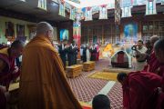 Его Святейшество Далай-лама входит в храм Джоканг. Ле, Ладак, штат Джамму и Кашмир, Индия. 28 июля 2015 г. Фото: Тензин Чойджор (офис ЕСДЛ)