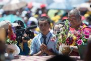 Один из учеников школы Джамьянг задает вопрос Его Святейшеству Далай-ламе. Ле, Ладак, штат Джамму и Кашмир, Индия. 28 июля 2015 г. Фото: Тензин Чойджор (офис ЕСДЛ)