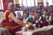 Его Святейшество Далай-лама начинает свою речь в храме Джоканг. Ле, Ладак, штат Джамму и Кашмир, Индия. 28 июля 2015 г. Фото: Тензин Чойджор (офис ЕСДЛ)