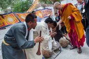 Его Святейшество Далай-лама приветствует музыкантов на выходе из храма Джоканг. Ле, Ладак, штат Джамму и Кашмир, Индия. 28 июля 2015 г. Фото: Тензин Чойджор (офис ЕСДЛ)