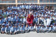 Его Святейшество Далай-лама фотографируется в учениками школы Джамьянг. Ле, Ладак, штат Джамму и Кашмир, Индия. 28 июля 2015 г. Фото: Тензин Чойджор (офис ЕСДЛ)