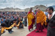 Его Святейшество Далай-лама приветствует людей, собравшихся на его лекцию в школе Джамьянг. Ле, Ладак, штат Джамму и Кашмир, Индия. 28 июля 2015 г. Фото: Тензин Чойджор (офис ЕСДЛ)