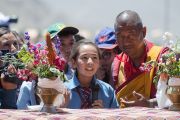 Ученица школы Джамьянг задает вопрос Его Святейшеству Далай-ламе. Ле, Ладак, штат Джамму и Кашмир, Индия. 28 июля 2015 г. Фото: Тензин Чойджор (офис ЕСДЛ)