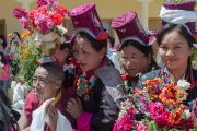 Ладакцы ожидают выхода Его Святейшества Далай-ламы из школы Джамьянг, чтобы поближе взглянуть на тибетского духовного лидера. Ле, Ладак, штат Джамму и Кашмир, Индия. 28 июля 2015 г. Фото: Тензин Чойджор (офис ЕСДЛ)