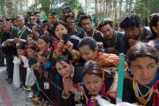 Местные жители, ладакцы и тибетцы, ожидают появления Его Святейшества Далай-ламы на Высшем буддийском совете. Ле, Ладак, штат Джамму и Кашмир, Индия. 29 июля 2015 г. Фото: Тензин Чойджор (офис ЕСДЛ)