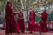 Монахи проводят показательный философский диспут на открытии летней сессии Высшего буддийского совета. Ле, Ладак, штат Джамму и Кашмир, Индия. 29 июля 2015 г. Фото: Тензин Чойджор (офис ЕСДЛ)