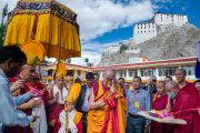 Его Святейшество Далай-лама торжественно открывает летнюю сессию Высшего буддийского совета в институте Пегон Пхагпа Настан Бакула. Ле, Ладак, штат Джамму и Кашмир, Индия. 29 июля 2015 г. Фото: Тензин Чойджор (офис ЕСДЛ)