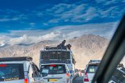 Машине на дороге в Шивацель, к месту проведения учений Его Святейшества Далай-ламы. Ле, Ладак, штат Джамму и Кашмир, Индия. 30 июля 2015 г. Фото: Тензин Чойджор (офис ЕСДЛ)