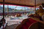 Его Святейшество Далай-лама наблюдает за монахами, ведущими показательный философский диспут перед началом учений. Ле, Ладак, штат Джамму и Кашмир, Индия. 30 июля 2015 г. Фото: Тензин Чойджор (офис ЕСДЛ)