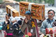 Местные жители несут ритуальные подношения во время молебна о долголетии Его Святейшества Далай-ламы. Ле, Ладак, штат Джамму и Кашмир, Индия. 30 июля 2015 г. Фото: Тензин Чойджор (офис ЕСДЛ)