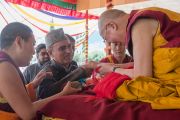Представитель мусульманской общины делает подношение Его Святейшеству Далай-ламе во время молебна о его долголетии. Ле, Ладак, штат Джамму и Кашмир, Индия. 30 июля 2015 г. Фото: Тензин Чойджор (офис ЕСДЛ)