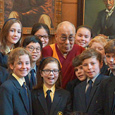 Визит Далай-ламы в Великобританию начался с посещения Оксфорда