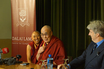 Визит Далай-ламы в Великобританию начался с посещения Оксфорда