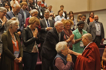 Второй день диалога «Взращивать мудрость, изменять людей» с участием Далай-ламы